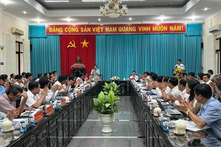 Lãnh đạo 2 tỉnh Bến Tre và Vĩnh Long họp bàn góp ý phương án đầu tư xây dựng cầu Đình Khao.