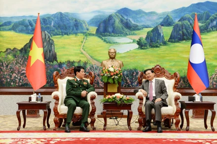Tổng Bí thư, Chủ tịch nước Lào Thongloun Sisoulith tiếp Đại tướng Lương Cường. (ẢNH: TRỊNH DŨNG)