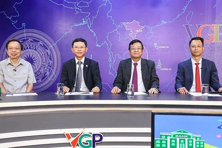 Các vị khách mời tham dự Tọa đàm trực tuyến "Ngành Ngân hàng tiên phong chuyển đổi số: Để toàn dân tham gia, toàn dân hưởng lợi" - (Ảnh: VGP)