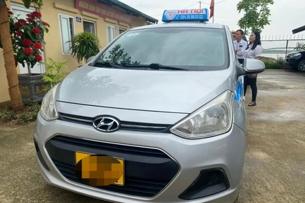 Người lái chiếc xe taxi BKS 30A-xxx.xx đã bị phạt nặng do thu sai giá cước.