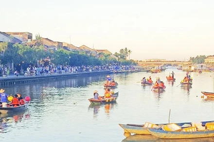 Đông đảo du khách đến tham quan thành phố Hội An.