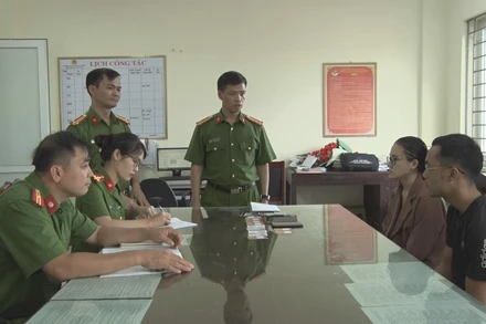 Công an Lý Nhân làm việc với hai đối tượng lừa đảo qua mạng xã hội.