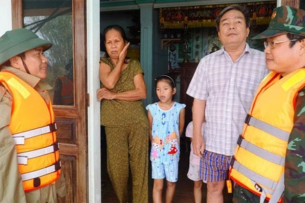 Thăm hỏi, động viên các hộ dân đang bị ngập nặng tại huyện Quảng Điền.