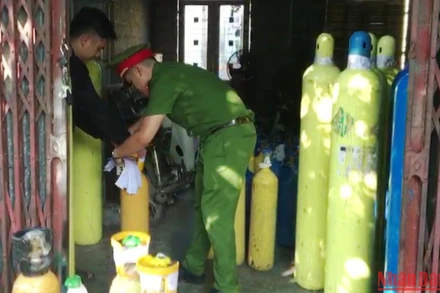 Qua kiểm tra, Công an phát hiện 43 bình khí N2O.