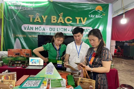 Người dân tham gia mua hàng tại hội chợ.