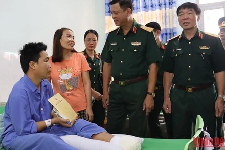 Thăm hỏi sĩ quan bị thương khi làm nhiệm vụ tại núi Chứa Chan