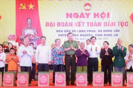 Đại tướng Tô Lâm tặng quà cho người dân ở làng Phan và huyện Hưng Nguyên.