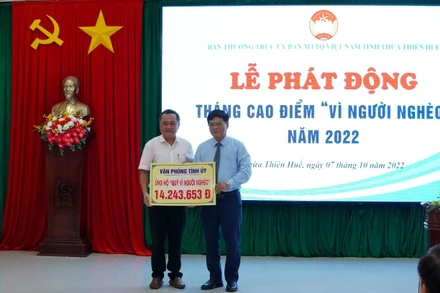 Văn phòng Tỉnh ủy ủng hộ Quỹ "Vì người nghèo" năm 2022 tại Lễ phát động.