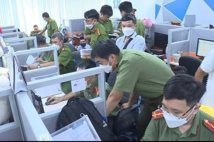 Công an khám xét văn phòng công ty tại quận 4. (Ảnh: Công an cung cấp)