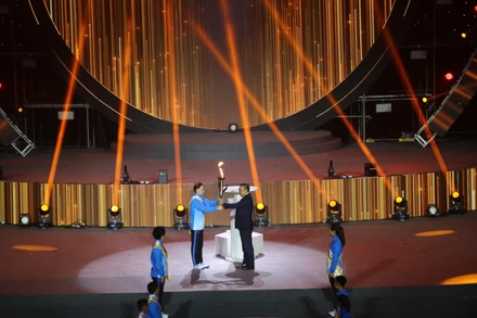 Vận động viên chuẩn bị cho lễ thắp đuốc.