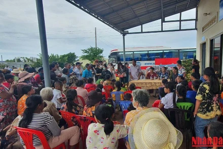 Các gia đình bà con gốc Việt Nam và Campuchia đến nhận quà.