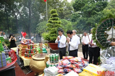 Đồng chí Nguyễn Mạnh Hùng, Ủy viên Trung ương Đảng, Bộ trưởng Thông tin-Truyền thông và đồng chí Nguyễn Thành Tâm, Ủy viên Trung ương Đảng, Bí thư Tỉnh ủy Tây Ninh dâng hương tại Nghĩa trang Liệt sĩ ngành Bưu điện R.