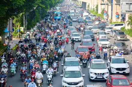 Giao thông trên đường Nguyễn Trãi sau hơn một tháng thực hiện thí điểm phân làn.