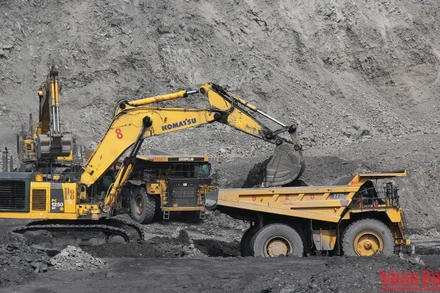 Công nhân Công ty Than Cao Sơn tăng tốc sản xuất, đáp ứng sản lượng than tiêu thụ.