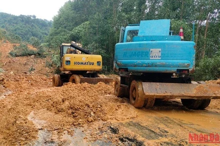 Sở Giao thông vận tải Quảng Bình chỉ đạo lực lượng tập trung xử lý các vị trí sạt lở để thông đường trong thời gian sớm nhất