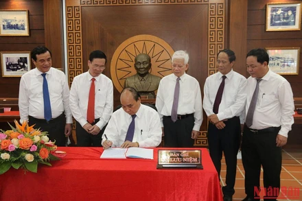 Chủ tịch nước Nguyễn Xuân Phúc viết sổ lưu niệm tưởng nhớ, tri ân Chủ tịch Hội đồng Nhà nước Võ Chí Công.