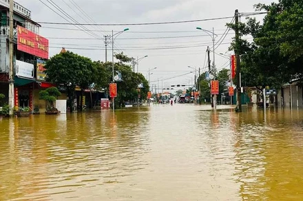 Trung tâm huyện Lệ Thủy ngập khá sâu, phương tiện đường bộ không di chuyển được