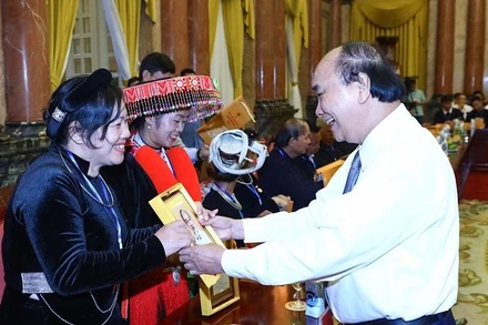 Chủ tịch nước bày tỏ ấn tượng tại Cao Bằng ngày càng xuất hiện nhiều tấm gương tiêu biểu, đi đầu trong các phong trào thi đua yêu nước, chương trình giảm nghèo bền vững. (Ảnh: TTXVN)