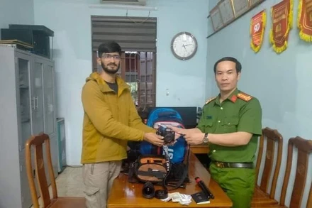 Công an huyện Hoằng Hóa giao trả tài sản cho anh KarnaTak.