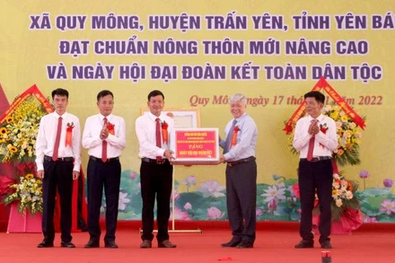 Đồng chí Đỗ Văn Chiến tặng quà và tham gia ngày hội đại đoàn kết toàn dân tộc tại xã Quy Mông.