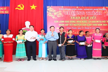 Đoàn công tác do Phó Chủ tịch Quốc hội Nguyễn Khắc Định dẫn đầu, cùng lãnh đạo Ủy ban nhân dân tỉnh Ninh Thuận đến thăm, tặng quà chúc Tết Nguyên Đán Giáp Thìn 2024 cho các hộ nghèo tại xã Công Hải, huyện Thuận Bắc, Ninh Thuận.