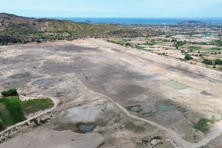 Nắng nóng kéo dài khiến cho nhiều hồ chứa nước tại tỉnh Ninh Thuận khô cạn đáy.