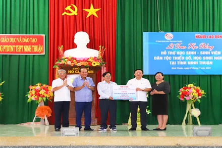 Ông Trương Hòa Bình, nguyên Ủy viên Bộ Chính trị, nguyên Phó Chủ tịch Thường trực Chính phủ, Chủ tịch danh dự chương trình “Tự hào cờ Tổ quốc” cùng lãnh đạo Ban Biên tập Báo Người Lao động trao bảng tượng trưng cho lãnh đạo Ủy ban nhân dân tỉnh và Sở Giáo dục và Đào tạo tỉnh Ninh Thuận