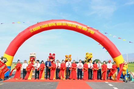 Lãnh đạo tỉnh Ninh Thuận cắt băng khánh thành dự án.