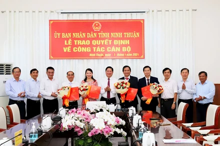 Lãnh đạo ủy ban nhân tỉnh cùng lãnh đạo Đài Phát thanh và Truyền hình tỉnh; Sở Y tế tặng hoa chúc mừng 4 cán bộ vừa được bổ nhiệm giữ các chức vụ chủ chốt của đơn vị, ngành mình.