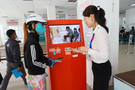 Bộ phận chăm sóc khách hàng ứng dụng công nghệ số giúp bệnh nhân cập nhật thông tin khi đến bệnh viện.