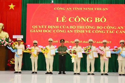 Lãnh đạo Công an tỉnh Ninh Thuận trao quyết định điều động, bố trí lãnh đạo cấp phòng trực thuộc Công an tỉnh. (Ảnh: NGUYỄN TRUNG)