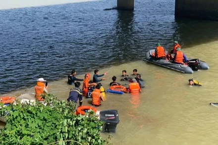 Lực lượng chức năng tổ chức tìm kiếm và vớt được thi thể hai nạn nhân.