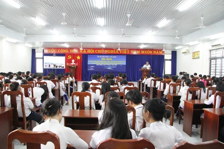 Quang cảnh buổi tuyên truyền tại Trường THPT Nguyễn Trãi.