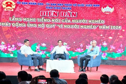 Lãnh đạo tỉnh Ninh Thuận tại diễn đàn lắng nghe tiếng nói của người nghèo (Ảnh: NGUYỄN TRUNG)