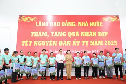 Phó Chủ tịch Quốc hội Nguyễn Thị Thanh trao quà Tết đến người nghèo, công nhân, người lao động có hoàn cảnh khó khăn của huyện Thuận Bắc, tỉnh Ninh Thuận. (Ảnh: NGUYỄN TRUNG)