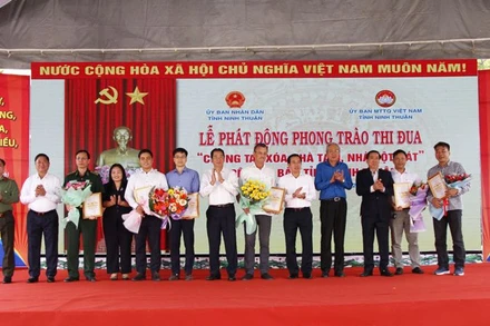 Các đồng chí lãnh đạo tỉnh Ninh Thuận tặng hoa và trao bảng ghi nhận tấm lòng vàng cho các tổ chức, doanh nghiệp, đơn vị ủng hộ phong trào tại buổi lễ. (Ảnh: NGUYỄN TRUNG)