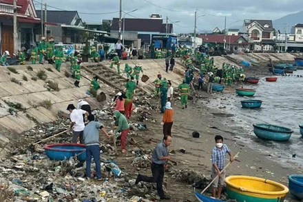 Thị trấn Khánh Hải, huyện Ninh Hải (Ninh Thuận) huy động hàng trăm cán bộ, nhân dân phối hợp với công nhân vệ sinh môi trường của Công ty Trách nhiệm hữu hạn Xây dựng-Thương mại và Sản xuất Nam Thành Ninh Thuận thu dọn hàng trăm khối rác tại khu vực đầm Nại. (Ảnh: NGUYỄN TRUNG)