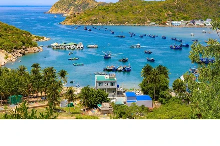 Vịnh Vĩnh Hy, xã Vĩnh Hải, huyện Ninh Hải (Ninh Thuận), một trong bốn vịnh biển đẹp nhất Việt Nam, thu hút đông đảo du khách đến tham quan, trải nghiệm trong dịp lễ Quốc khánh 2/9 (Ảnh: NGUYỄN TRUNG)