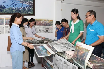 Bạn đọc, giáo viên và học sinh đến trụ sở Văn phòng đại diện Báo Nhân Dân tại Ninh Thuận để thưởng lãm tranh panorama “Chiến dịch Điện Biên Phủ”.