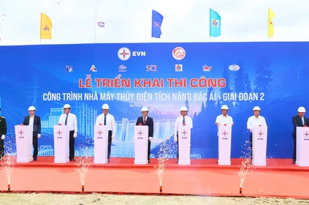 Lãnh đạo tỉnh Ninh Thuận cùng đại diện các bộ, ngành trung ương và tập đoàn Điện lực Việt Nam ấn nút tại lễ triển khai thi công công trình Nhà máy thủy điện tích năng Bác Ái - giai đoạn 2. (Ảnh: NGUYỄN TRUNG)