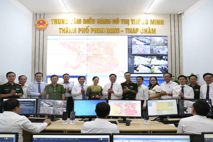 Các đại biểu tham quan hoạt động của đội ngũ kỹ thuật viên tại phòng đầu tư cơ sở vật chất giai đoạn 1 của Trung tâm IOC.