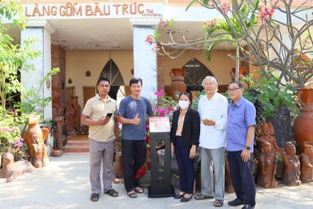 Lắp đặt hoàn thành trạm tương tác thông minh có công nghệ kết nối không dây tầm ngắn (NFC-Near-Field Communications) thuộc Dự án "Yêu lắm Việt Nam" của Báo Nhân Dân tại Hợp tác xã gốm Bàu Trúc, thị trấn Phước Dân, huyện Ninh Phước (Ninh Thuận).