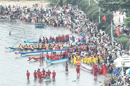 Đông đảo người dân và du khách đến cổ vũ các vận động viên trước khi bước vào cuộc tranh tài.