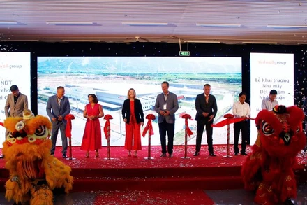 Nhà đầu tư cùng lãnh đạo địa phương cắt băng khai trương nhà máy.
