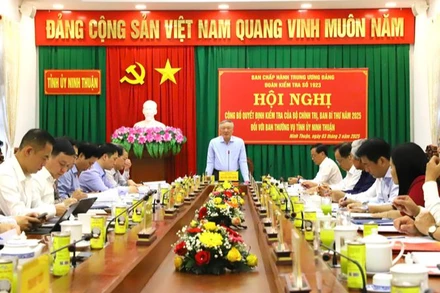 Phó Thủ tướng Thường trực Chính phủ Nguyễn Hòa Bình, Trưởng đoàn kiểm tra số 1923 chủ trì hội nghị. (Ảnh: NGUYỄN TRUNG)