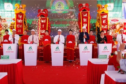 Lãnh đạo tỉnh Ninh Thuận cùng nhà đầu tư ấn nút khánh thành nhà máy