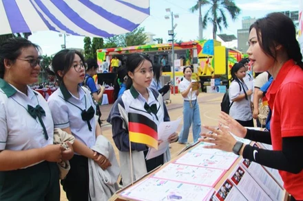 Học sinh, sinh viên tỉnh Ninh Thuận được các thành viên của Chương trình "Chuyến xe hướng nghiệp Đức" tư vấn về cơ hội kết nối với các trường đào tạo nghề thuộc các lĩnh vực công nghệ cao tại Việt Nam và Đức.