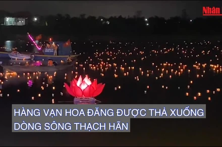 Hàng vạn hoa đăng được thả xuống dòng sông Thạch Hãn