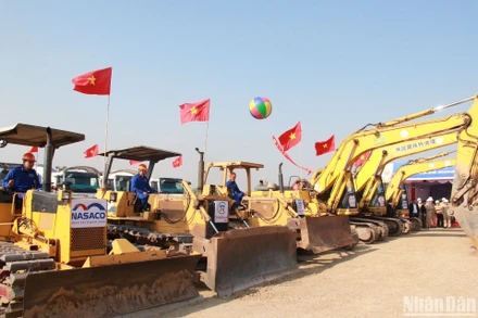 Hệ thống máy móc, phương tiện của liên danh nhà thầu thi công dự án.