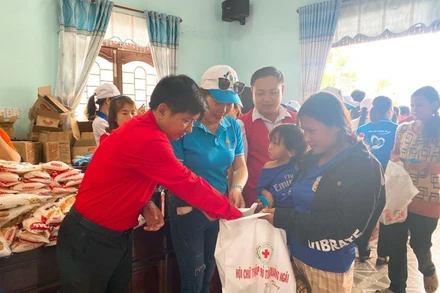 Chủ tịch Hội Chữ thập đỏ tỉnh Quảng Ngãi Phạm Ngọc Thành trao quà cho người dân tại phiên chợ nhân đạo.